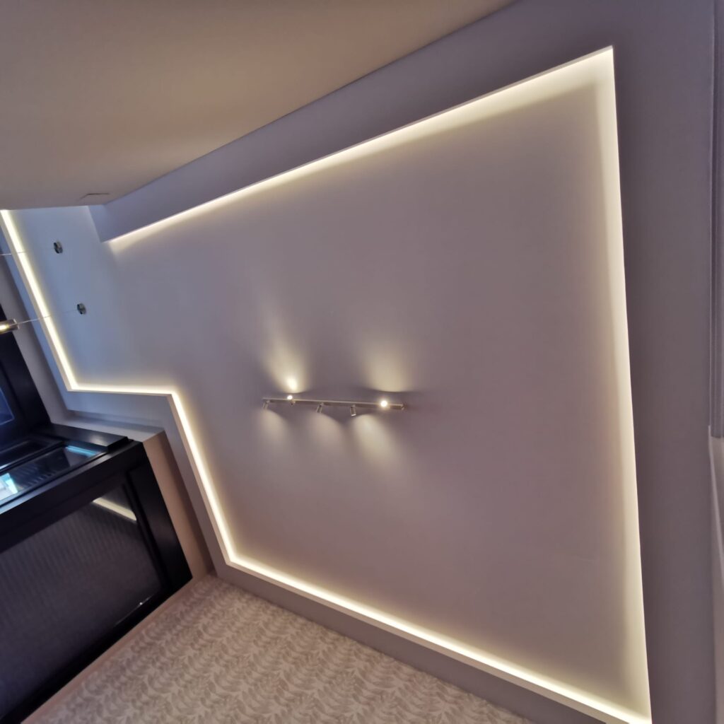 Luz indirecta mediante foseado LED en techo de pladur